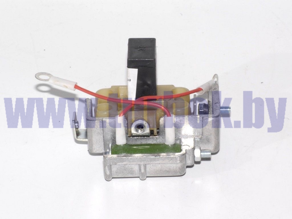 Щёткодержатель генератора Г-273 с регулятором напряжения Я120М