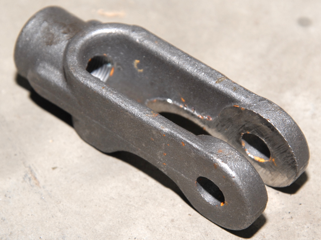 Вилка-тяга запора борта нового образца с правой резьбой